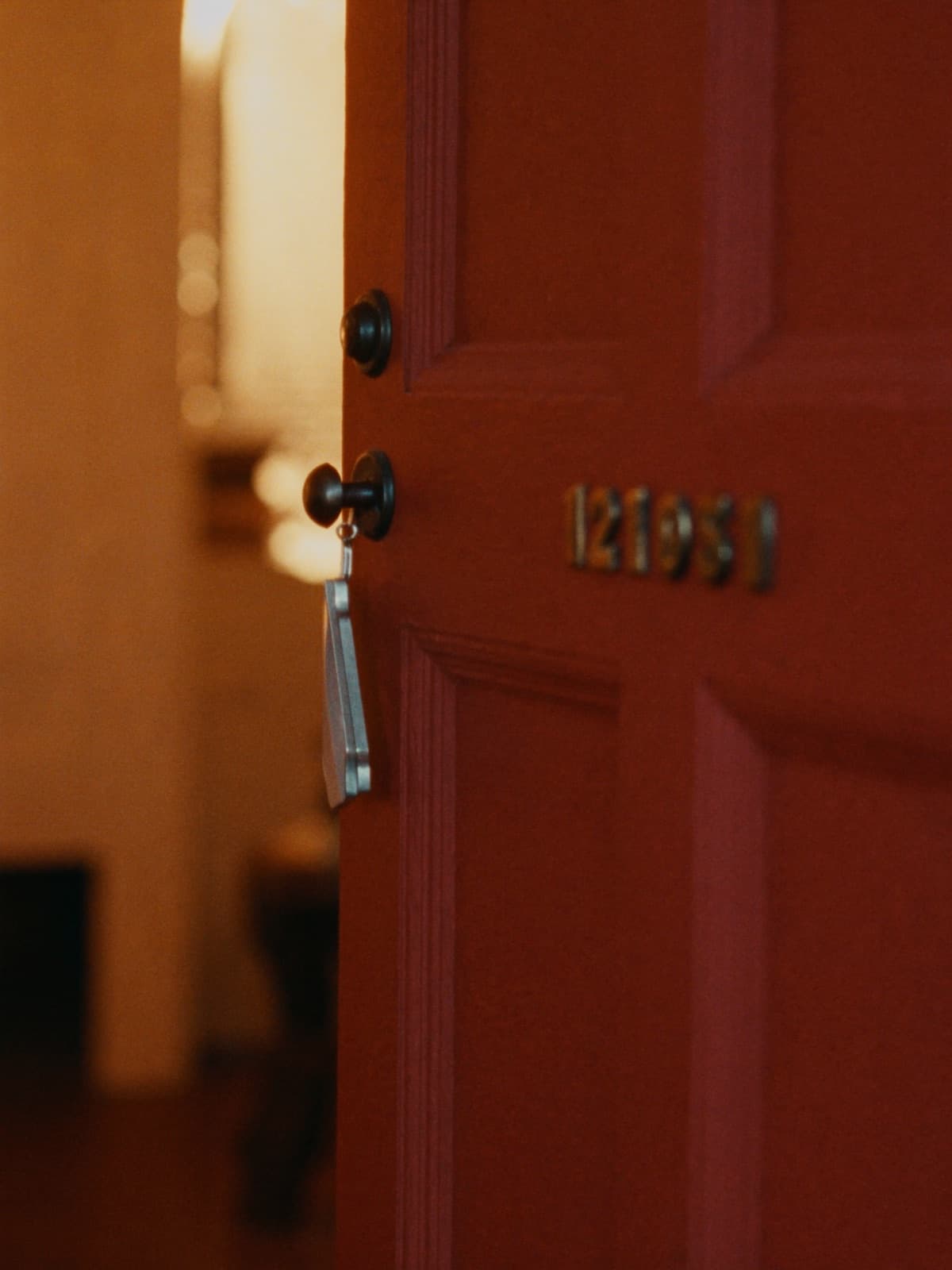 Porte d’entrée chaleureuse d’une maison au crépuscule